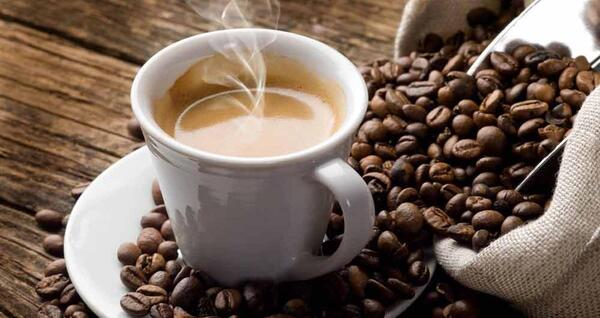 عکس فنجان قهوه در کافی شاپ