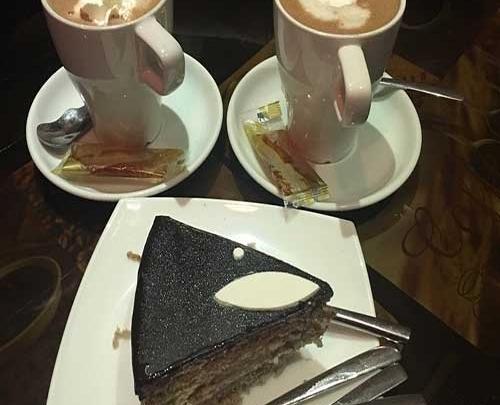 عکس قهوه و کیک در کافی شاپ