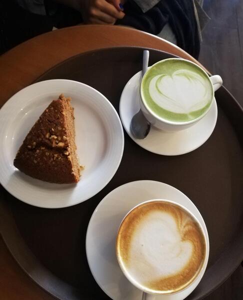 عکس قهوه و کیک در کافی شاپ