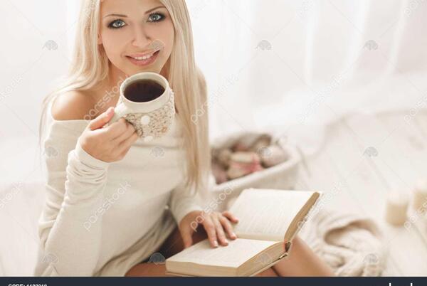 عکس دختر با قهوه و کتاب