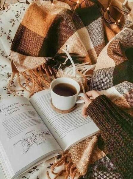 عکس دختر با قهوه و کتاب