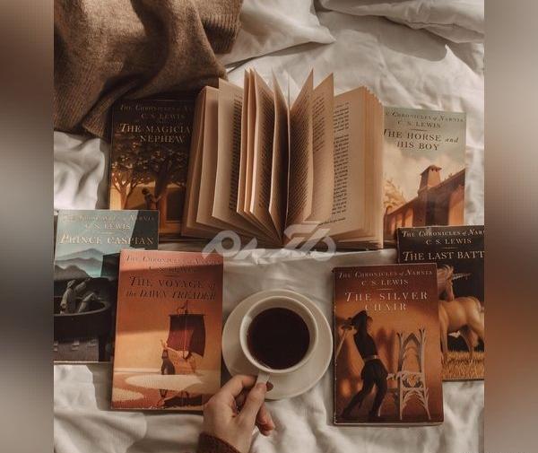 عکس دختر با قهوه و کتاب