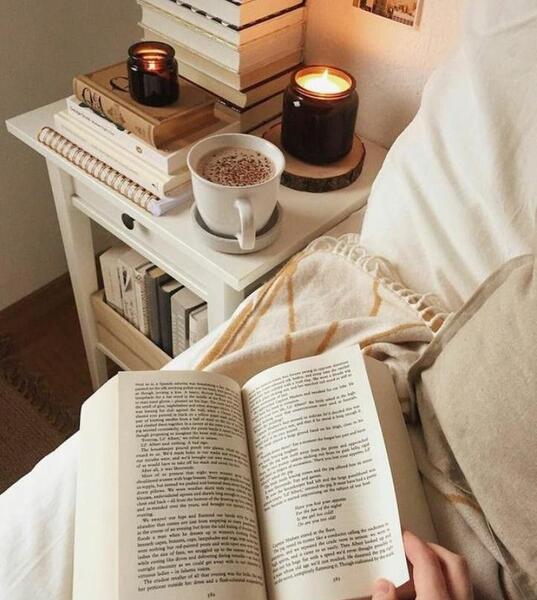 عکس دختر با قهوه و کتاب