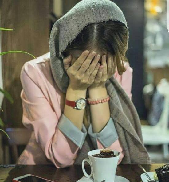 عکس قهوه در دست دختر