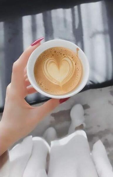 عکس قهوه در دست دختر