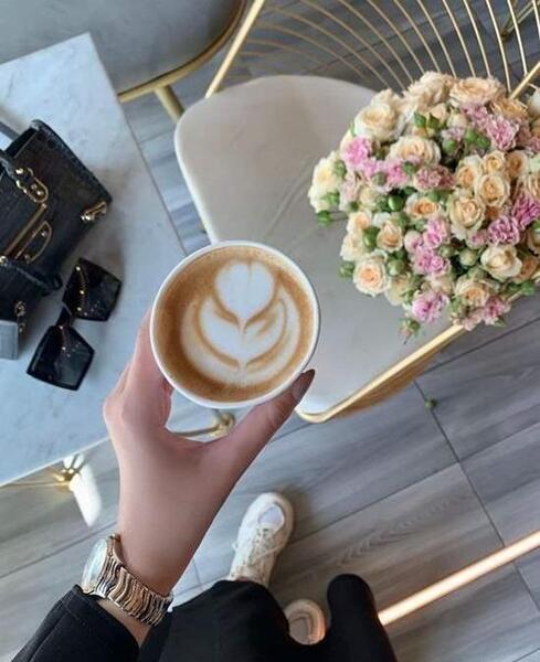 عکس قهوه در دست دختر