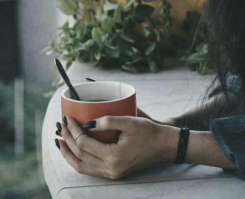 عکس فنجان قهوه در دست