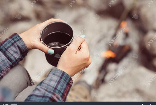 عکس فنجان قهوه در دست