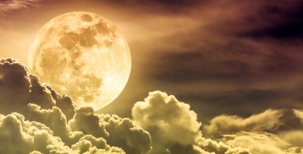 عکس زیبای ماه پشت ابر