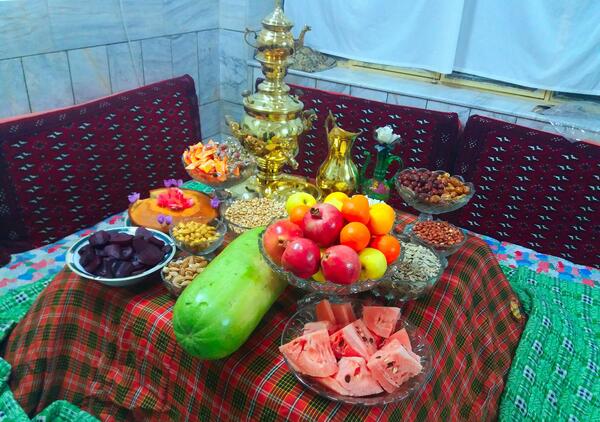 عکس سفره شب یلدا با کرسی