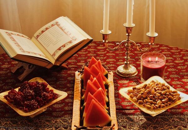 عکس چیدن سفره یلدا