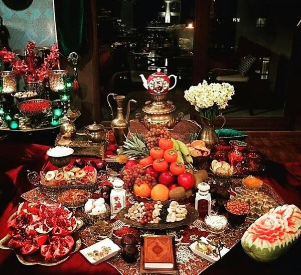 عکس چیدن سفره یلدا
