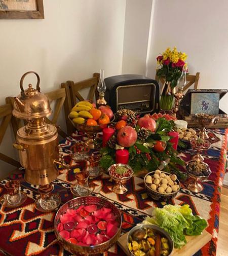 عکس چیدن سفره یلدا