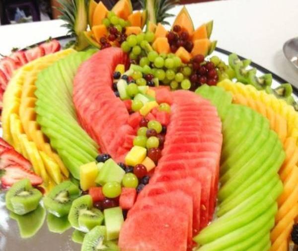 عکس چیدن میوه شب یلدا