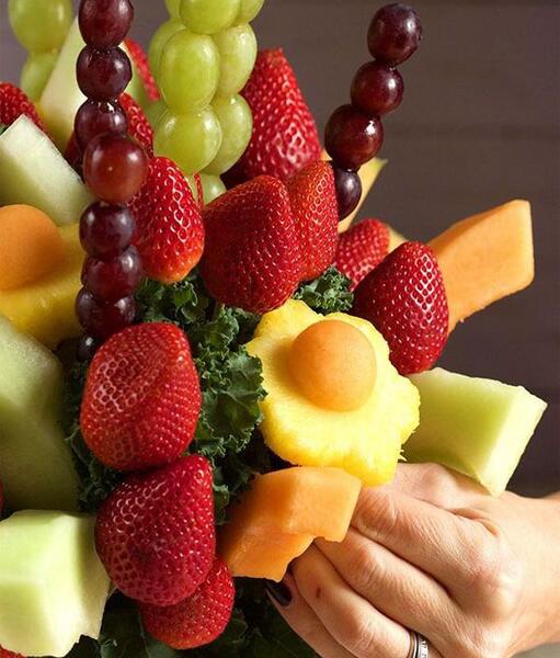 عکس چیدن میوه شب یلدا