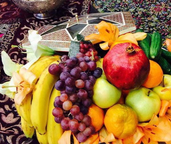 عکس چیدن میوه شب یلدا