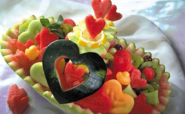 عکس چیدن میوه شب یلدا