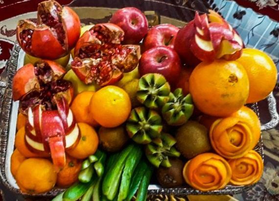 عکس چیدن میوه شب یلدا