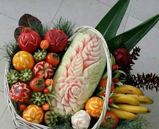 عکس چیدن میوه شب یلدا