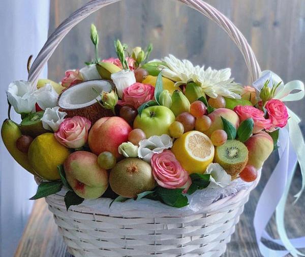 عکس چیدن میوه شب یلدا