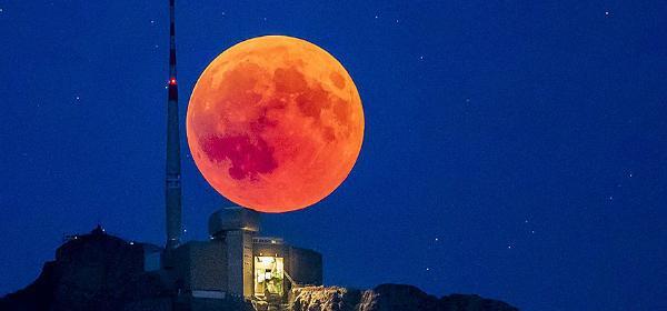 عکس ماه گرفتگی در فضا