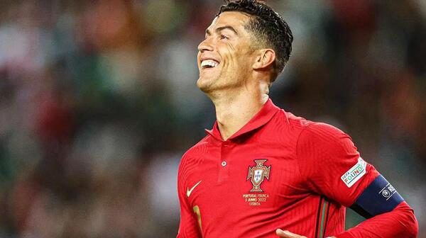 عکس رونالدو با جام یورو ۲۰۱۶