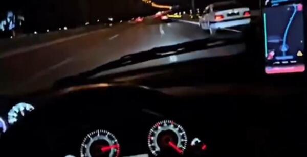 عکس ماشین چپ شده در شب