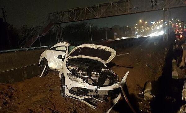 عکس ماشین چپ شده در شب