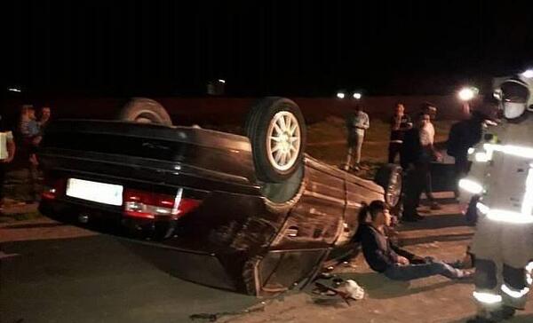 عکس ماشین چپ شده در شب