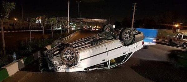 عکس ماشین چپ شده در شب