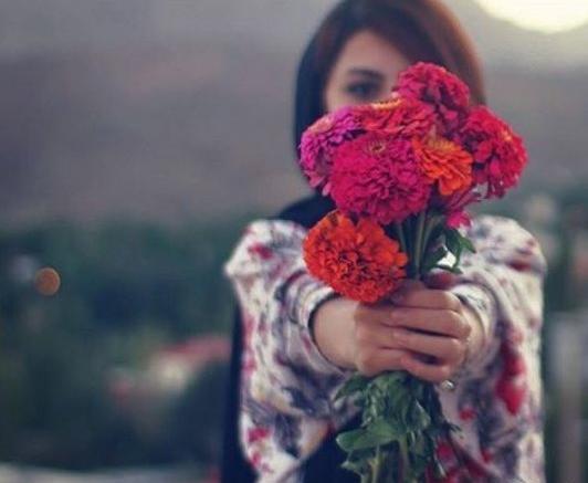 واتساپ عکس دختر با گل برای پروفایل