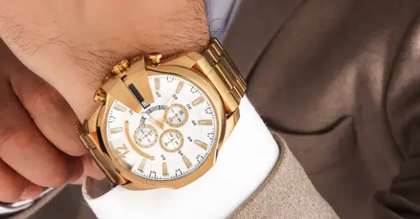 عکس دست مردانه با ساعت