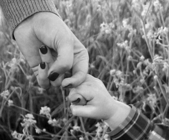 پای عکس دست نوزاد پسر برای پروفایل