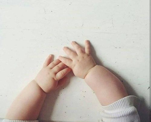 پای عکس دست نوزاد پسر برای پروفایل