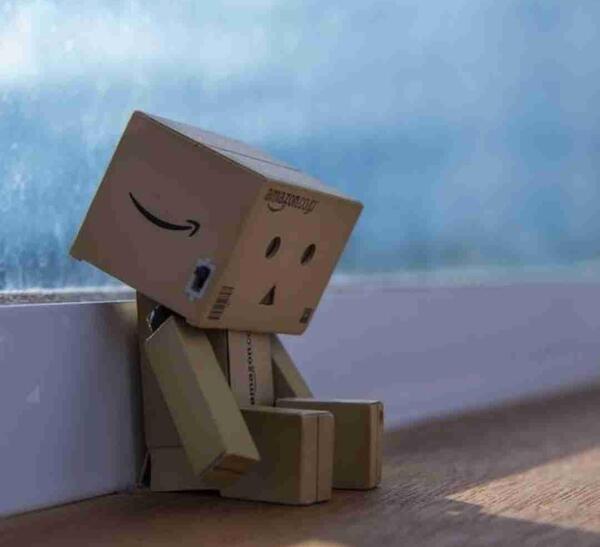 عکس عكس ميزاري با لباس هاي مشكي تيره