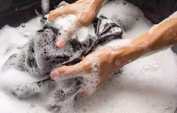 عکس عكس ميزاري با لباس هاي مشكي تيره