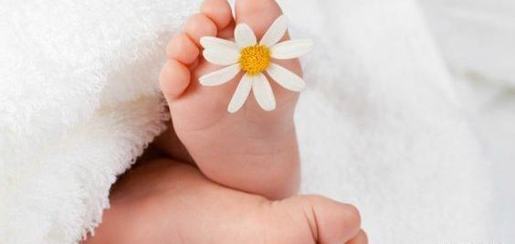 عکس پای نوزاد دختر برای پروفایل