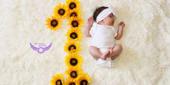 عکس نوزاد با گل سرخ