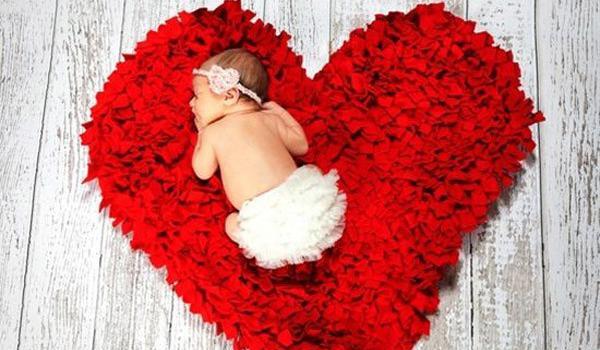 عکس نوزاد با گل سرخ