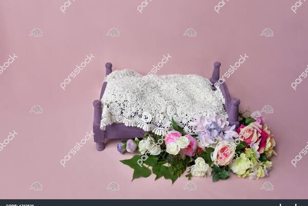 عکس نوزاد با گل سرخ