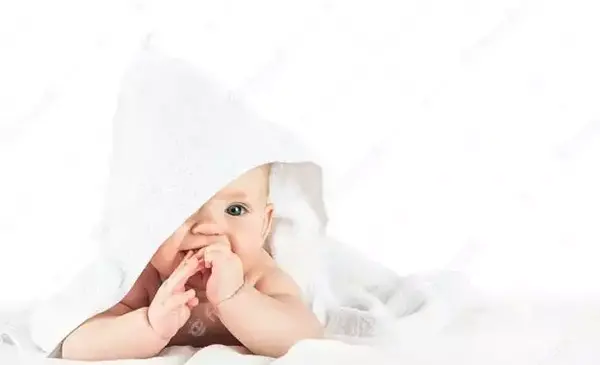 عکس نوزاد با حوله حمام
