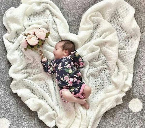 عکس نوزاد تو گل محمدی