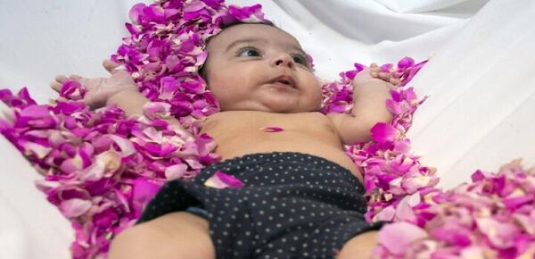 عکس نوزاد تو گل محمدی