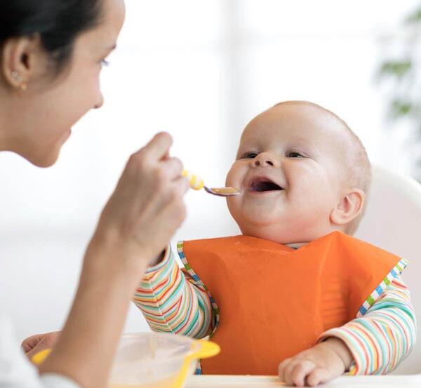 عکس اولین غذای کمکی نوزاد