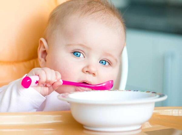 عکس نوزاد در حال غذا خوردن