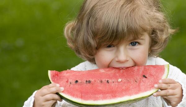 عکس نوزاد در حال غذا خوردن