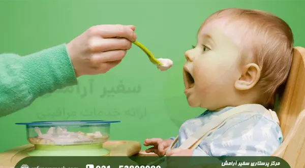 عکس نوزاد در حال غذا خوردن