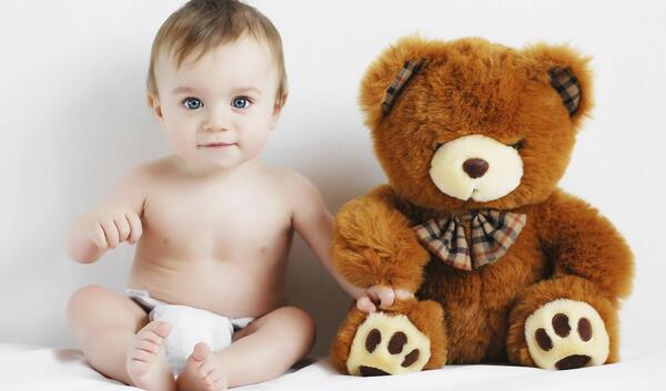 عکس نوزاد با خرس عروسکی