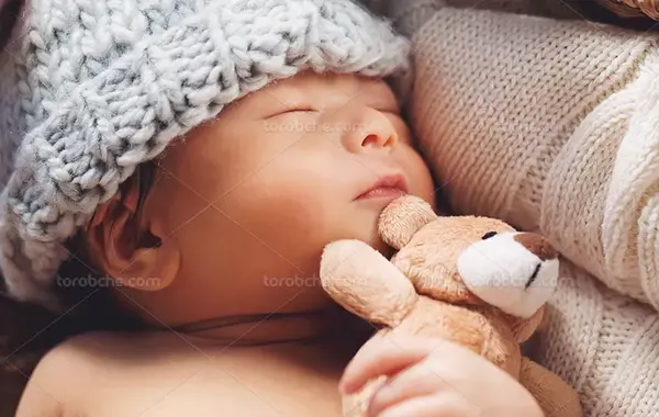 عکس نوزاد با خرس عروسکی