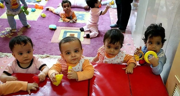 عکس نوزاد در شیرخوارگاه